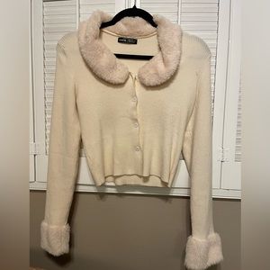 SHEIN - Beige sweater with faux fur at collar and cuffs (Medium)